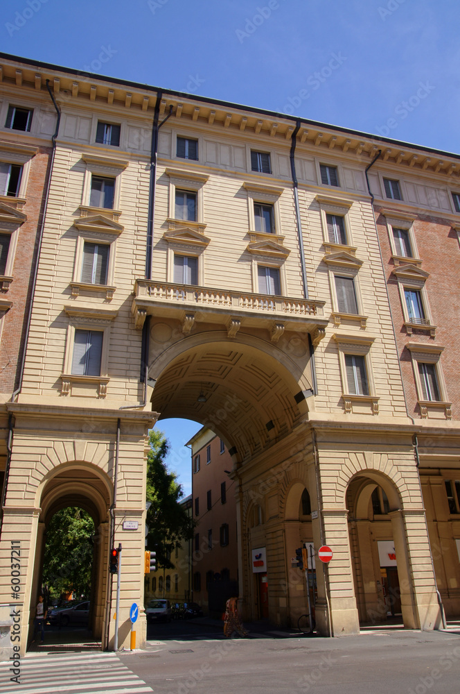 immeuble typique avec arcades dans Bologne