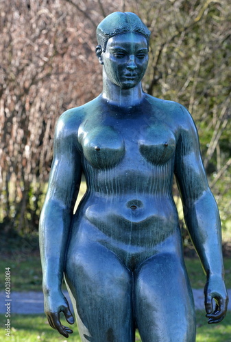 statue de femme dans un jardin public zurichois