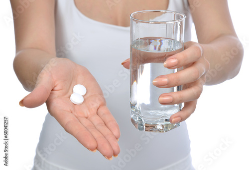 Foto hand with pills medicine tablets and glass of water for headache