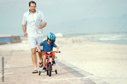Fototapeta Naklejka Na Ścianę i Meble -  Learning to ride a bike