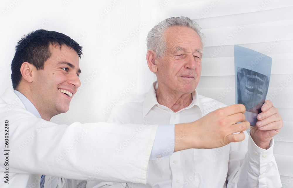 Obraz premium Smiling doctor and senior patient