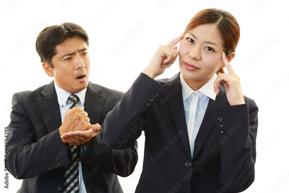 怒るビジネスマンと苦悩するOL