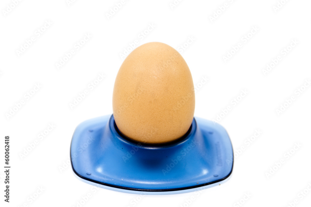 Braunes Ei mit Eierbecher Braunes Ei mit Eierbecher