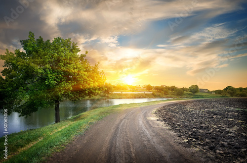 Obraz na płótnie Country road and river w salonie