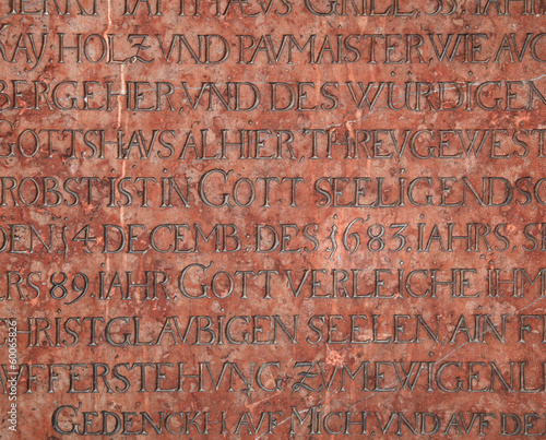 Schrift in Stein gemeißelt