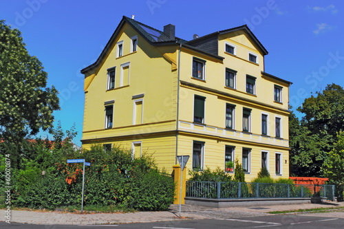 Obraz na płótnie Burg bei Magdeburg, Saniertes Mehrfamilienhaus w salonie
