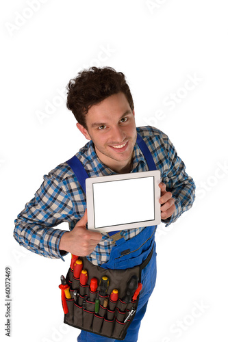 Junger attraktiver Handwerker mit Ipad als Freisteller