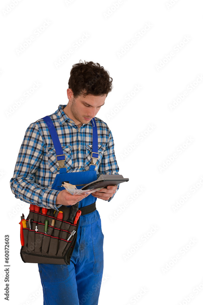 Junger Handwerker mit Geld und Taschenrechner als Freisteller Junger Handwerker mit Geld und Taschenrechner als Freisteller