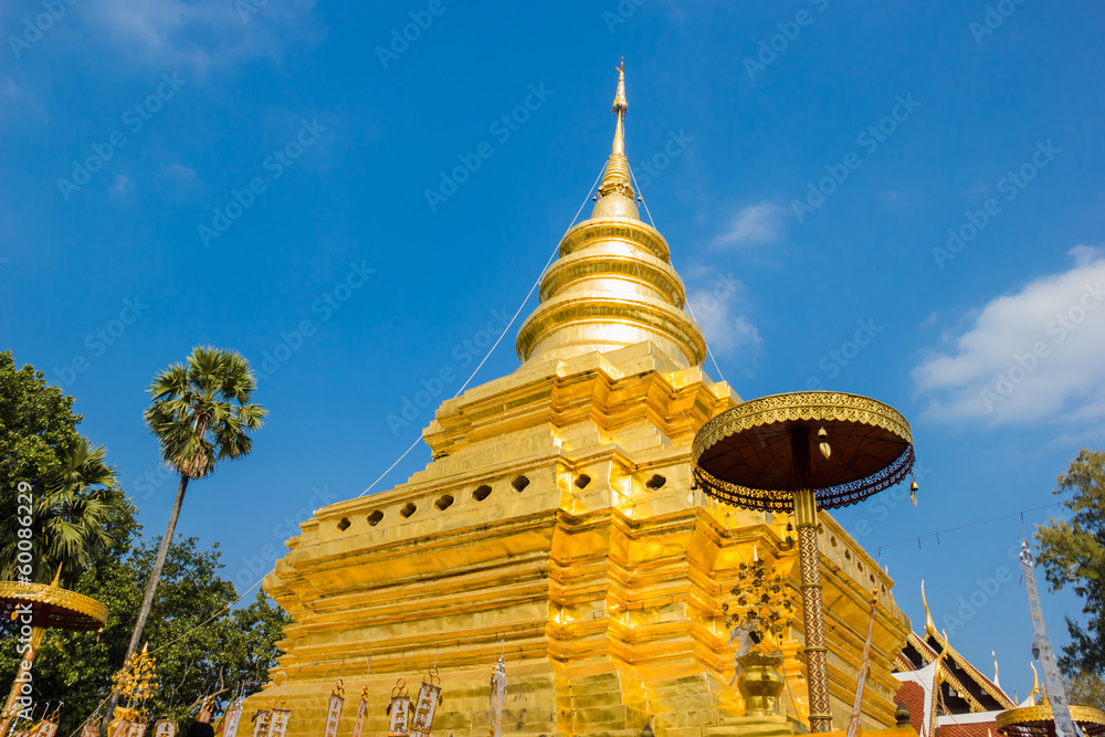 Fototapeta premium Golden Pagoda at Wat Phra That Sri Chom Thong, Thailand.