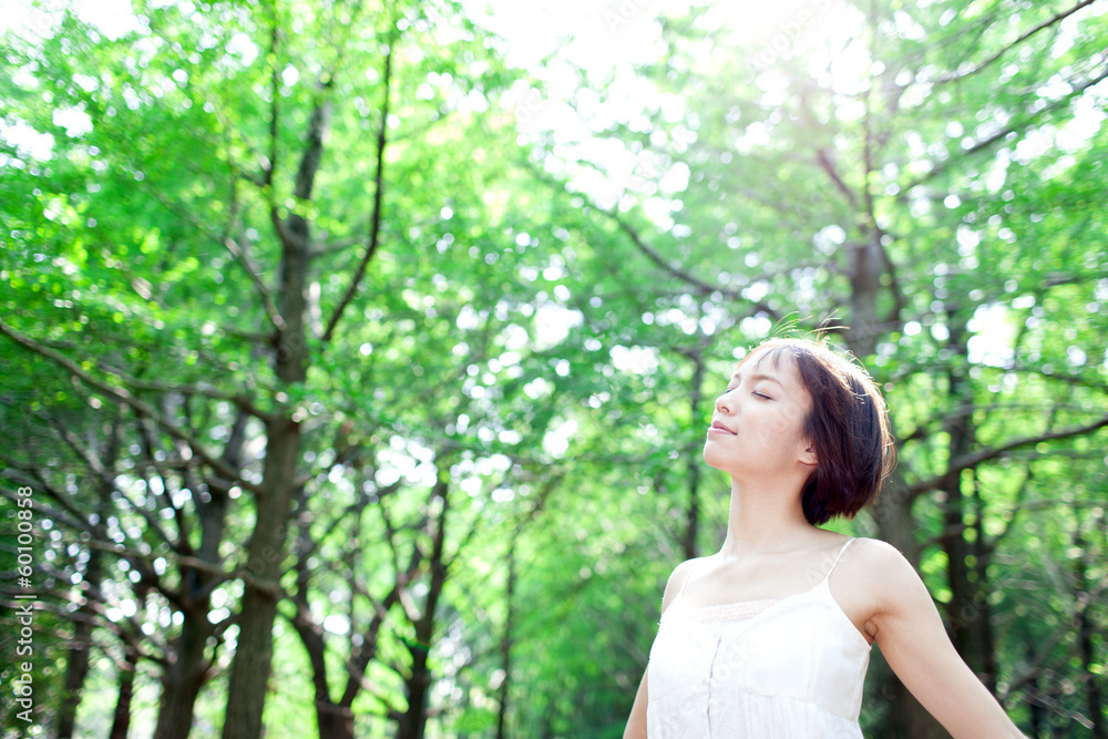 森の中の女性 森の中の女性