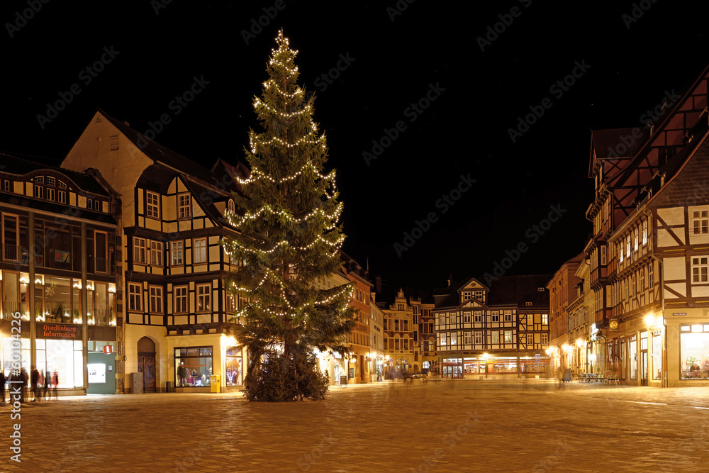 Naklejka premium Weihnachtsbaum auf Marktplatz