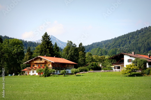 Wiese und Häuser in Bayern © Fontanis