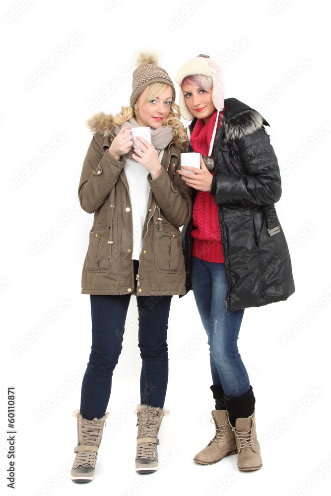 Fototapeta premium Frauen trinken Kaffee im Winter