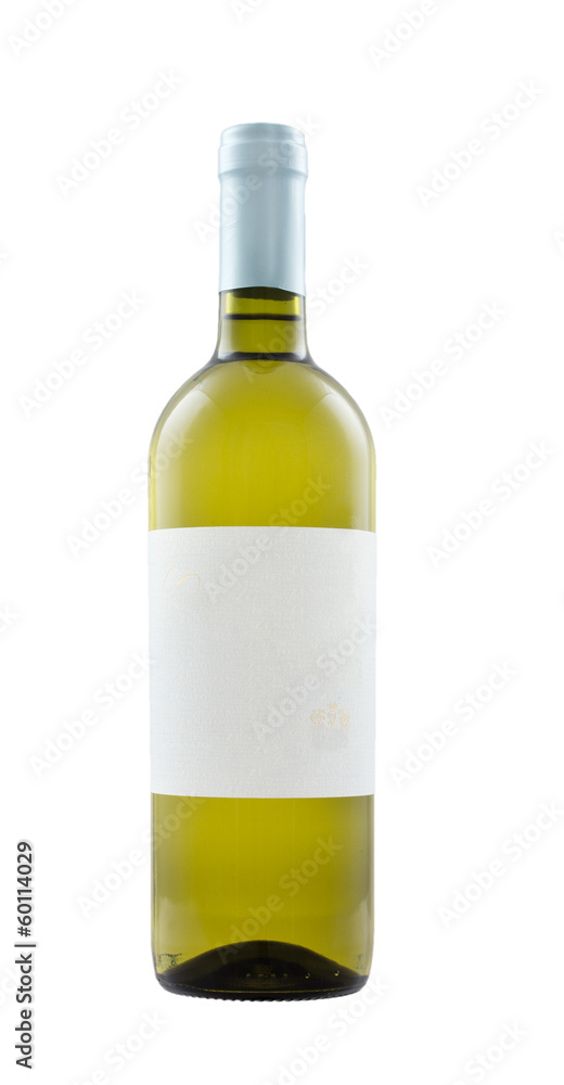 Weißweinflasche mit freiem Etikett isoliert vor weißem Hinterg