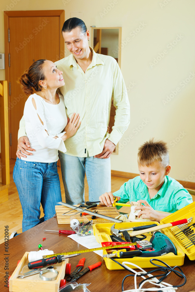 Obraz premium Teenager is doing something with their hands