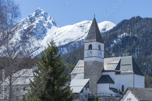 Scuol, Bergdorf, Schloss Tarasp, Kirche, Schweizer Alpen