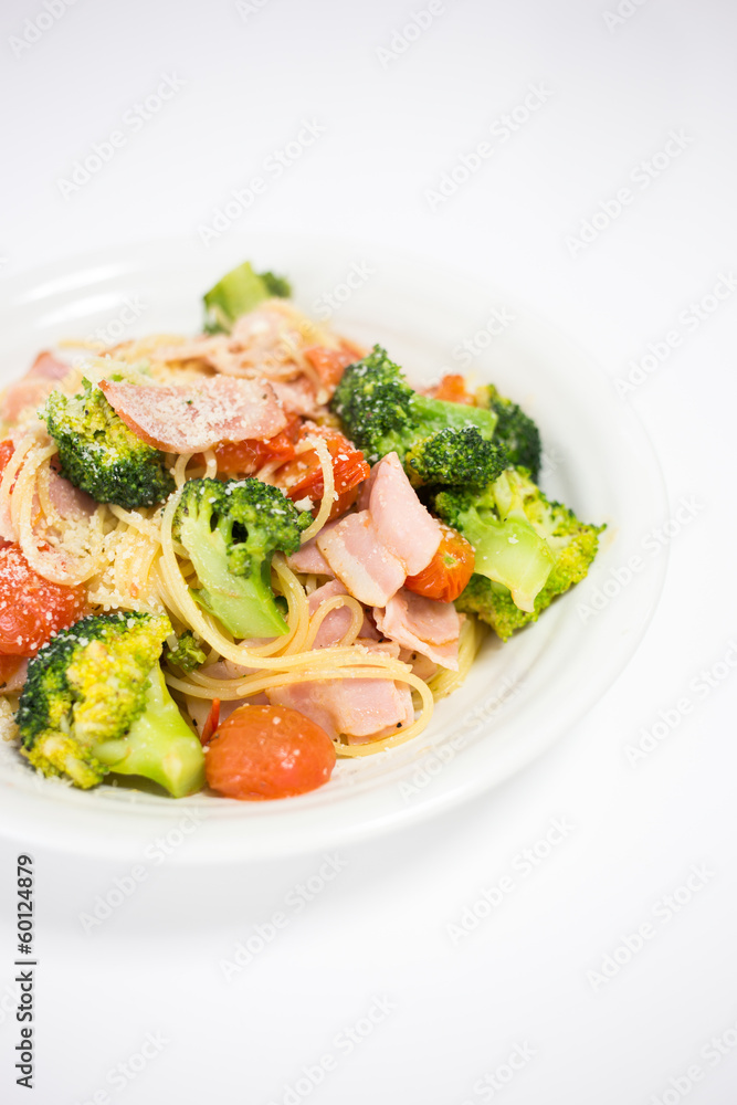 トマトとブロッコリーとベーコンのパスタ トマトとブロッコリーとベーコンのパスタ