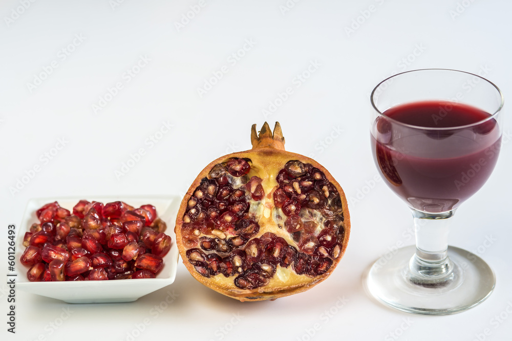 Granatapfel, halbierte Frucht, Kerne und Saft Granatapfel, halbierte Frucht, Kerne und Saft