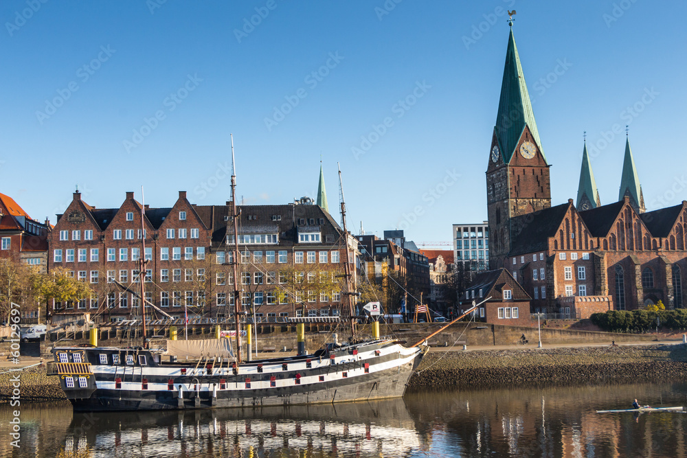 Fototapeta premium Bremen von der Weser aus gesehen