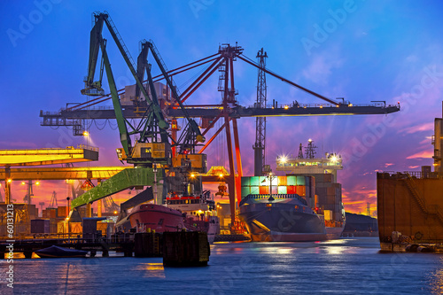 Canvas Print The unloading of a container ship at a large harbor terminal.