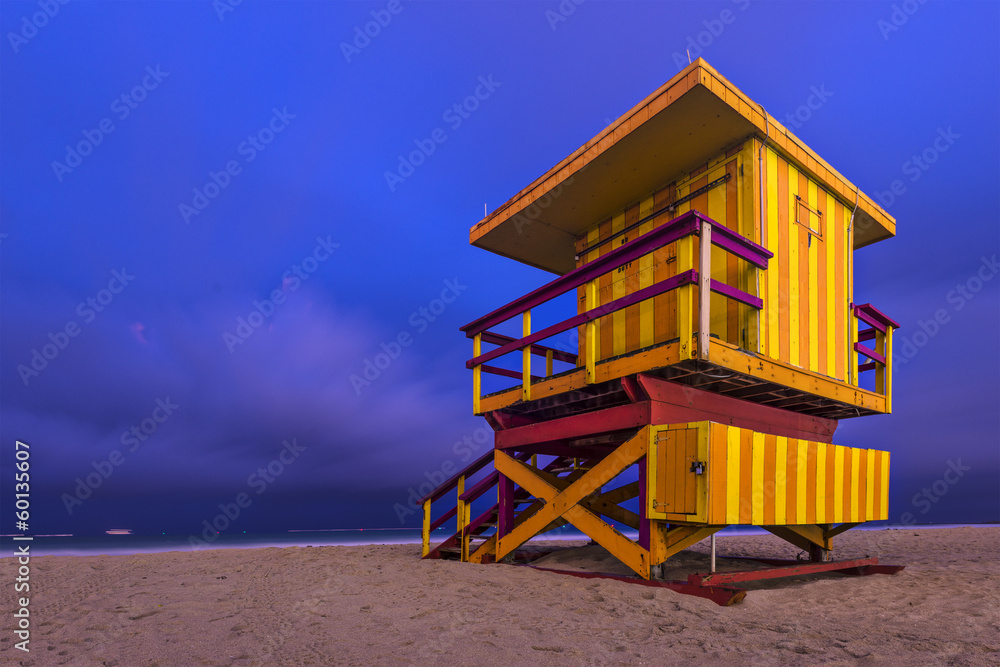 Fototapeta premium Life Guard Tower on Miami Beach at Twilight