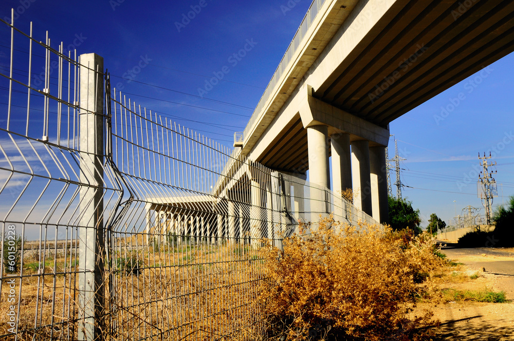 Obraz premium Massive bridge based on supporting columns.
