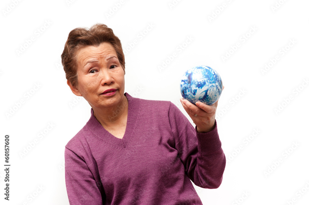 高齢者と地球儀