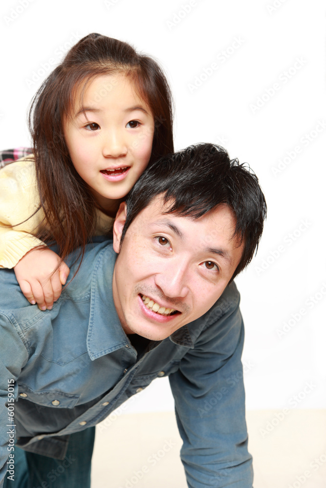 お馬さんごっこをする日本人のパパと娘 お馬さんごっこをする日本人のパパと娘