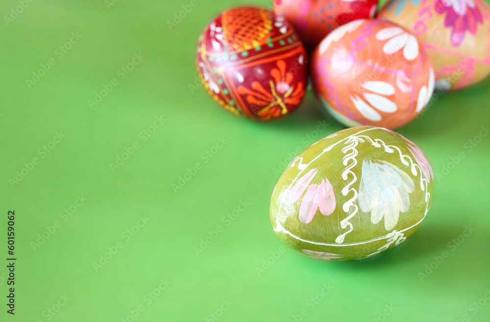 Obraz premium traditional easter eggs on green background