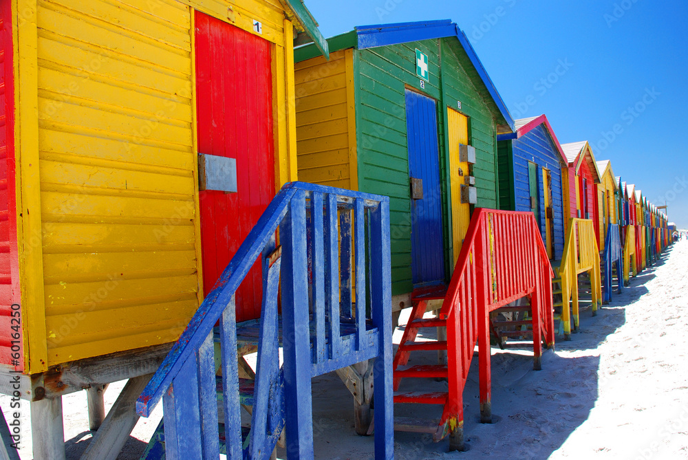 Fototapeta premium Jaskrawo kolorowe domki plażowe w Muizenberg. Afryka Południowa