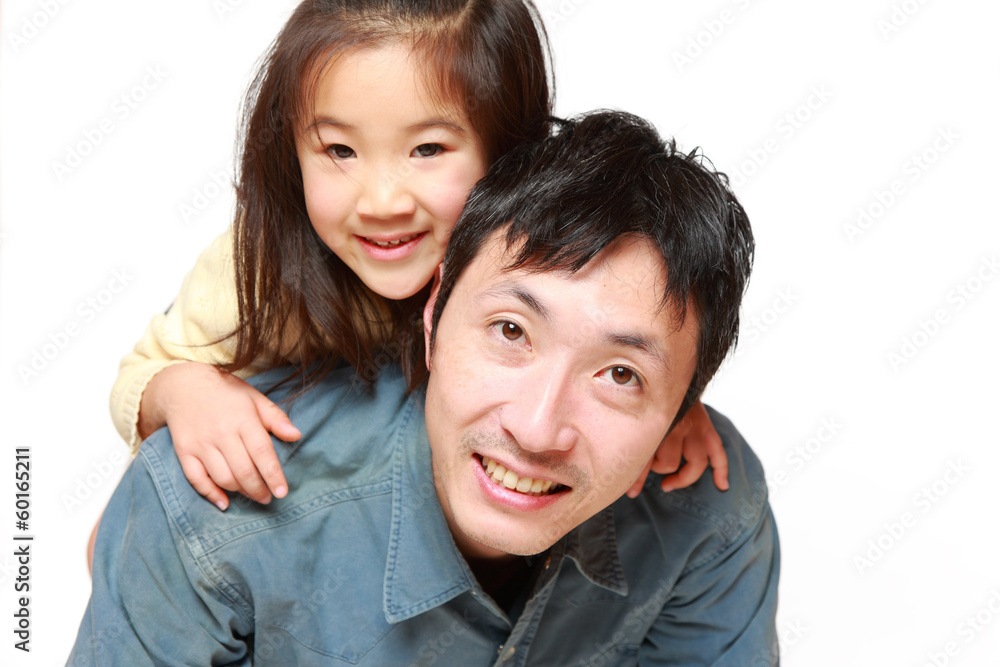 パパにおんぶされる女の子 パパにおんぶされる女の子