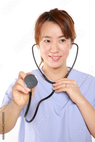 聴診器で診察する女性医師