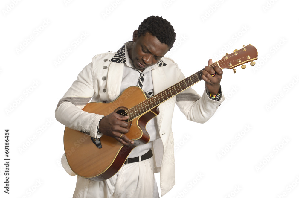 Afrikanischer Gitarrist mit Gitarre