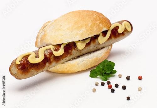 Bratwurst mit Senf im Brötchen