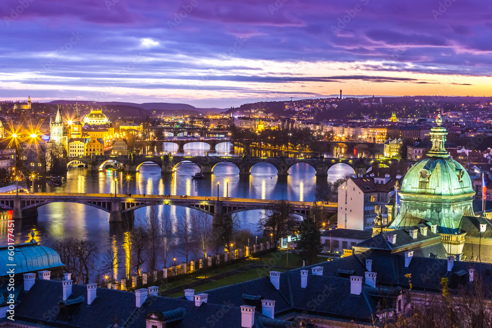 Fototapeta premium Mosty w Pradze nad rzeką o zachodzie słońca
