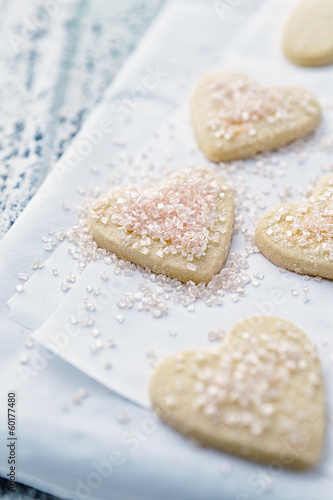  Heart-shaped cookies with pink paper