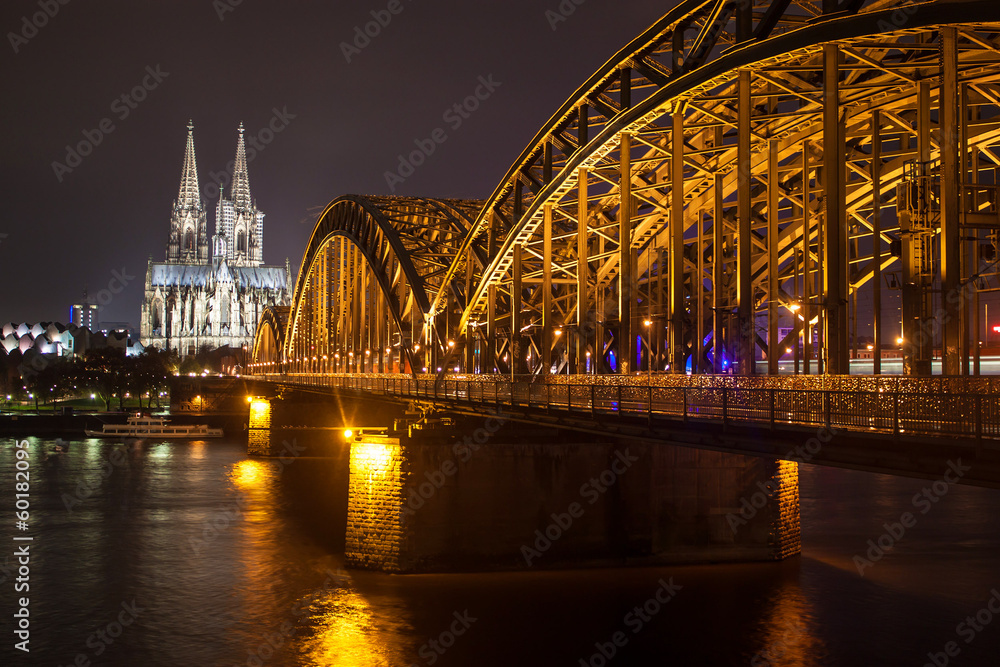Fototapeta premium Night view of Hohenzollern Bridge and the cathedral in Cologne