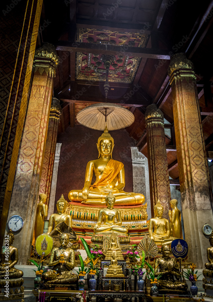 Golden Buddha statue are in the Buddhist temple2