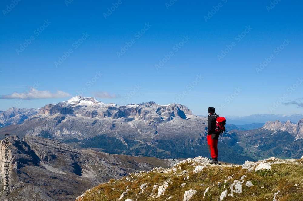 Bergsteiger mit Blick auf die Sellagruppe - Dolomiten