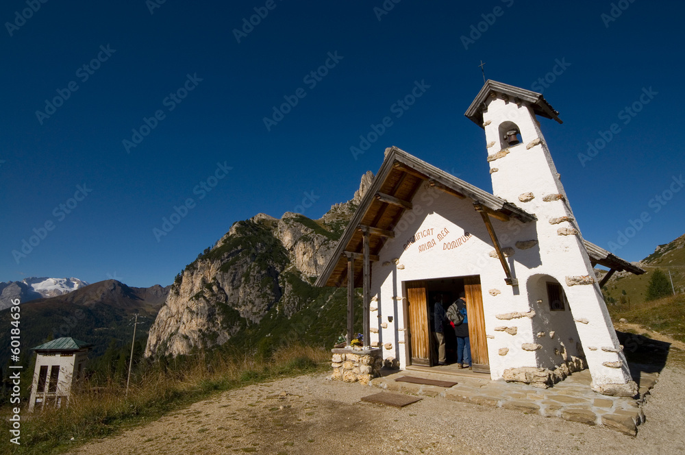Fototapeta premium Kapelle am Falzaregopass - Dolomiten - Alpen