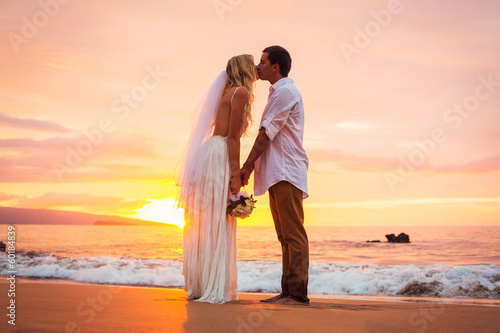 Carta da parati Married couple, bride and groom, kissing at sunset on beautiful