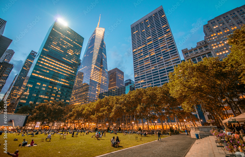 Naklejka premium Bryant Park in Manhattan at night
