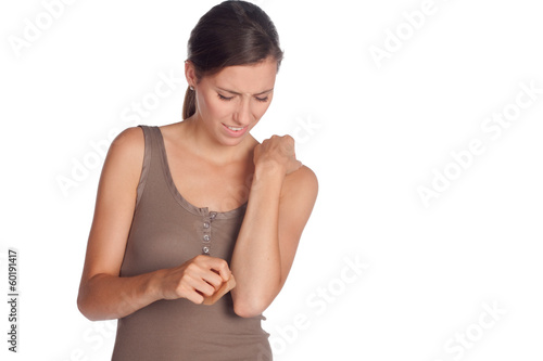 Frau entfernt ein Pflaster vom Arm