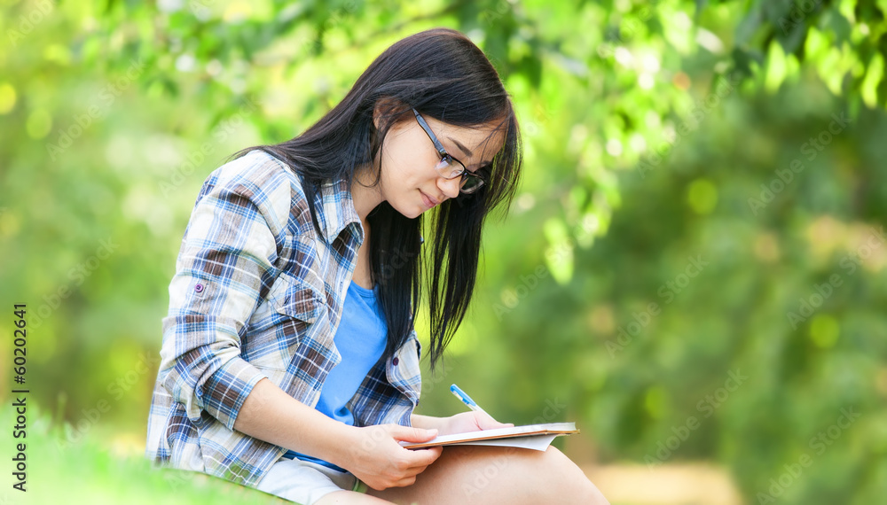 Obraz premium Teen girl in the park.