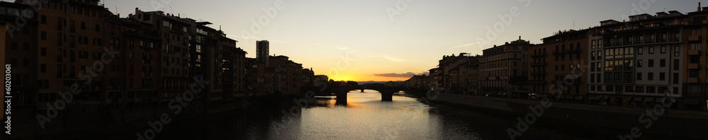 Pont sur l'Arno à Florence sous un couché de soleil