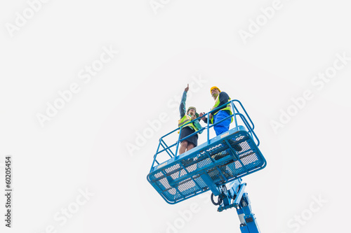 Bauarbeiter auf einer hydraulischen Hebebühne