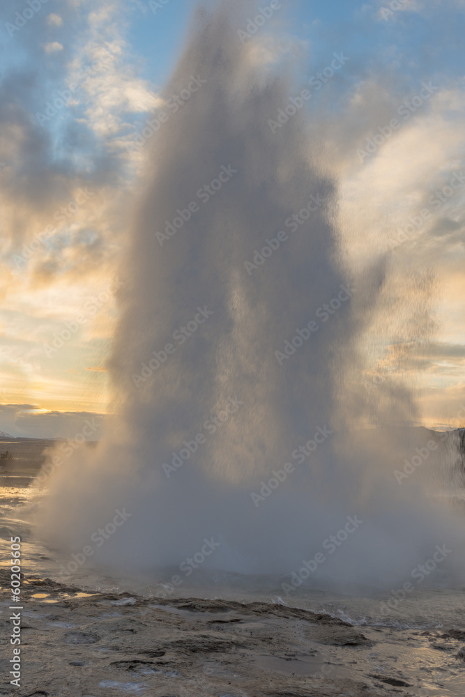 Obraz premium Eruption of Strokkur Geyser against setting sun in Iceland