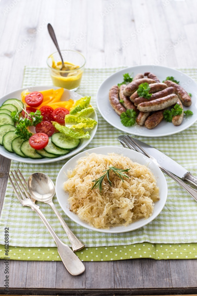 Sauerkraut, Nürnberger Bratwürste und Salat