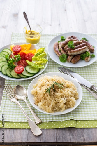 Sauerkraut, Nürnberger Bratwürste und Salat