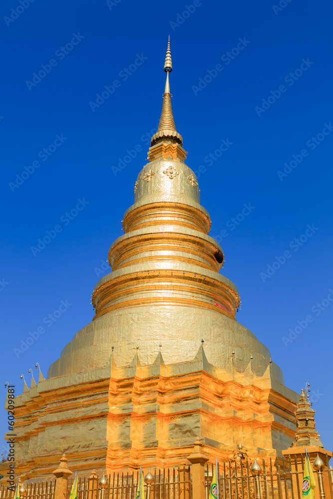 Fototapeta premium Golden Pagoda at Wat Phra That Hariphunchai in Thailand.
